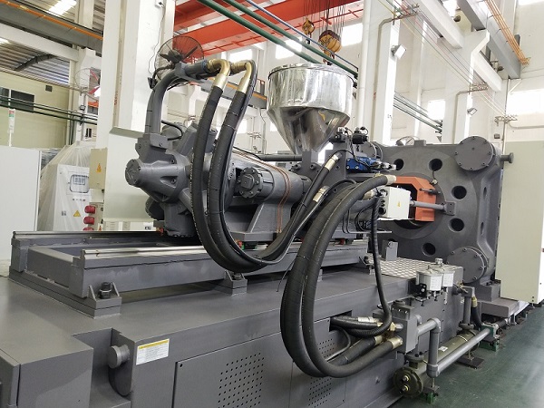  What are the basic elements of the injection molding machine?