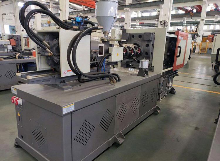  How does the equipment of injection molding machine manufacturers respond to different production needs?